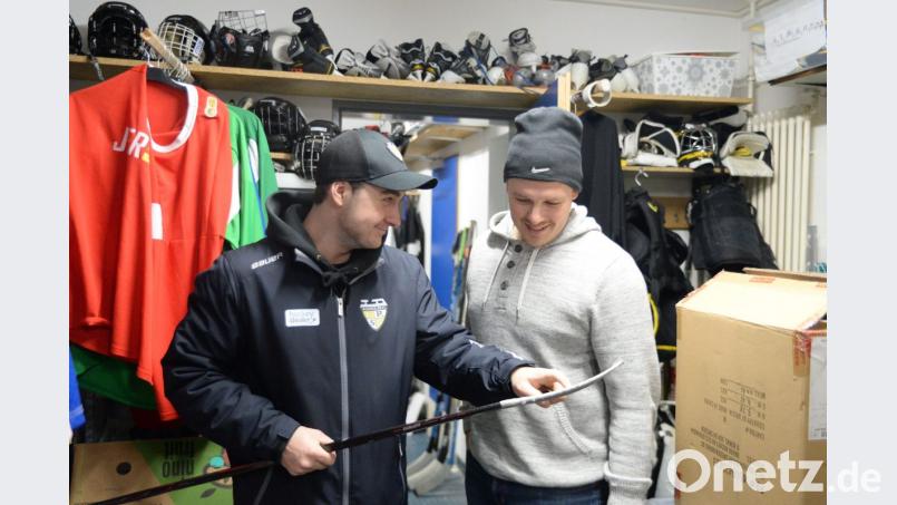 Sascha Wendl (links) bei den Vorbereitungen für ein Nachwuchstraining. In dieser Szene fachsimpelt der 19-Jährige mit Bernhard Keil über das wichtigste Arbeitsinstrument der Eishockeyspieler – den Schläger. Bild: brü