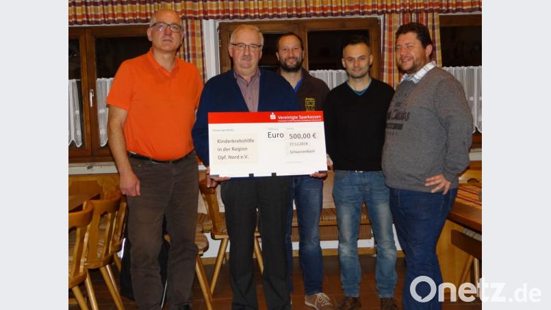 Sie freuen sich über die Spende (von links): Ulrich Hösl, Herbert Putzer, Tobias Busch, Andreas Kick und Michael Rinderer Bild: exb