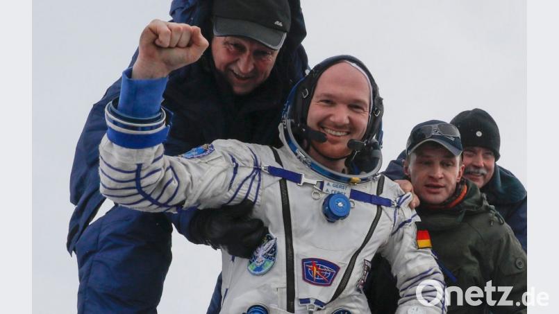 Astronaut Alexander Gerst ballt die Faust nach der Landung aus der Sojus-Raumkapsel in der Nähe der Stadt Scheskasgan. Bild: Shamil Zhumatov/dpa