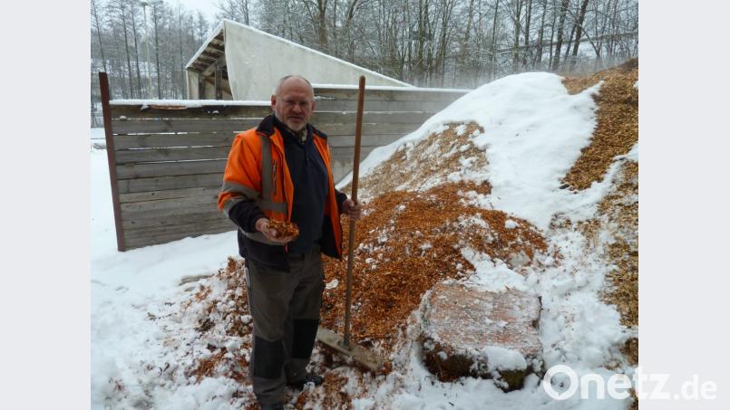 Holz statt Schnee: Die Mannschaft von Bauhofleiter Hans Ruml überbrückt die Zeit ohne Winterdienst mit der Herstellung von Häckselgut. Bild: Portner