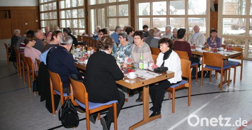 Aufmerksam verfolgten die Zuhörer der Weihnachtlegende, die an der Caritas-Adventsfeier in besinnlichen Mittelpunkt bildete. Bild: wro