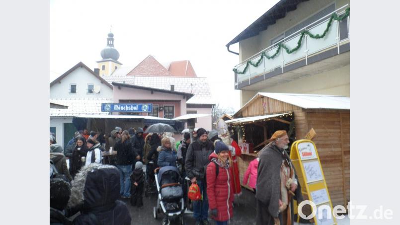 Am Fuße der Kirche herrschte regens Treiben auf dem Weihnachtsmarkt. Bild: soj
