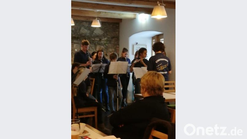 Im Mehrgenerationenhaus spielen Nachwuchsmusiker der Stadtkapelle Mitterteich besinnliche Lieder. Bild: exb