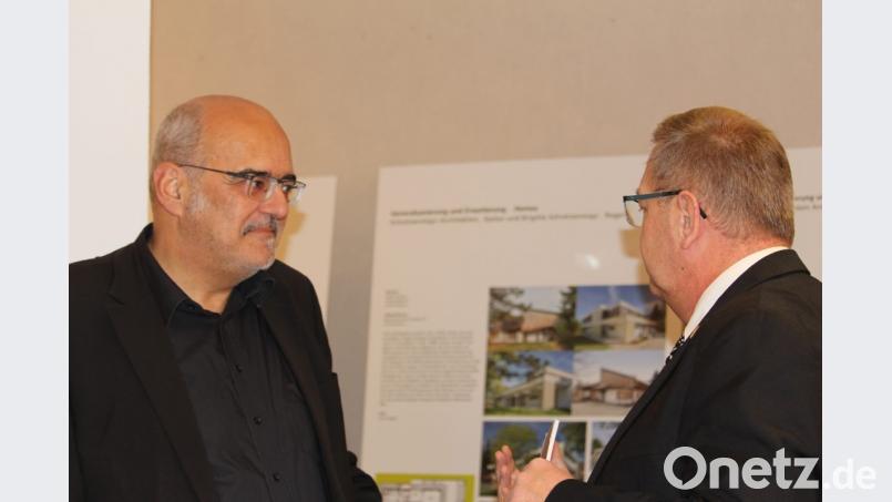 Jakob Oberpriller, Architekt und Vorsitzender des BDA-Kreisverbandes Niederbayern-Oberpfalz, im Gespräch mit Bürgermeister Martin Preuß über außergewöhnliche Bauten Bayerns und deren Entstehung durch Bauherren und Architekten. Bild: Dagmar Williamson [dwi]