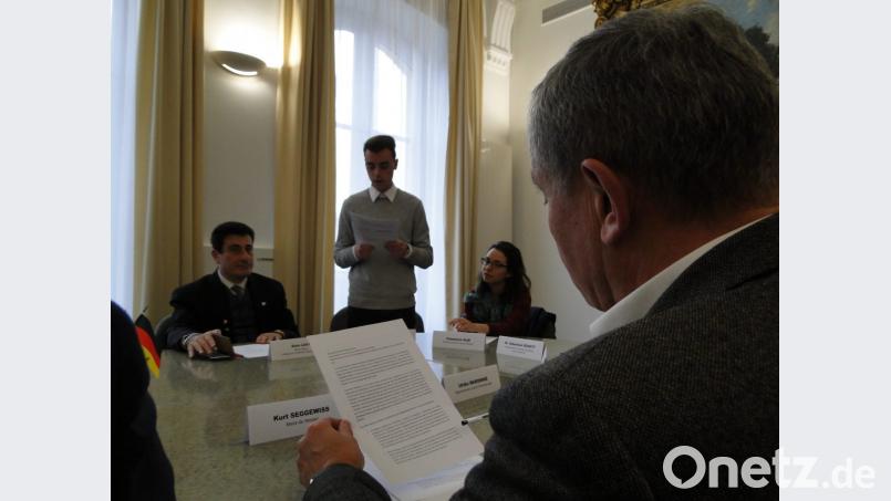 Philipp Franz (Zweiter von links), arbeitet gerade ein Jahr in Issy. Der Delegation berichtet er von seinen Erfahrungen. Weidens Oberbürgermeister Kurt Seggewiß, Clémence Ulm und Alain Levy (von rechts) hören zu. Bild: esa