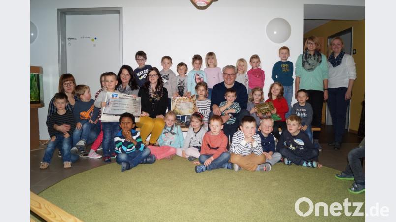 Stolz präsentieren die Mädchen und Buben der Kindertagesstätte (Kita) St. Josef bei der Spendenübergabe ihren Scheck. Bild: fvo