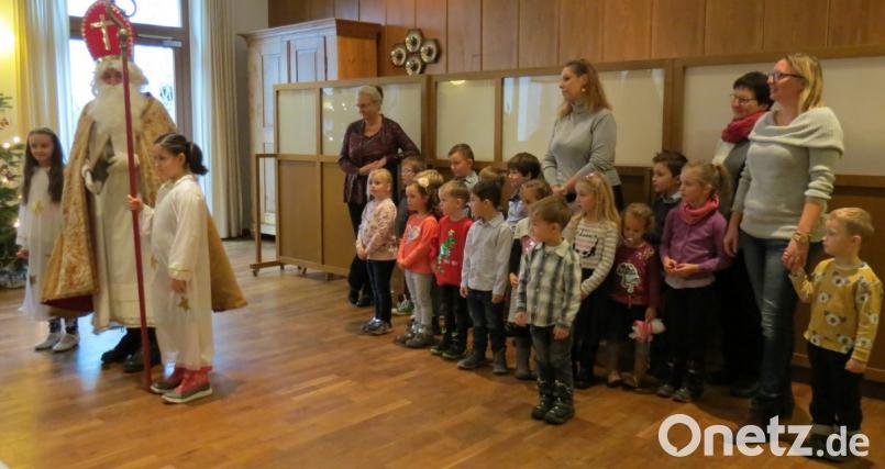 Auch St. Nikolaus mit seinen Engeln besuchte den Seniorennachmittag und freute sich mit den Gästen über die Darbietungen der Kindergartenkinder. Bild: kö