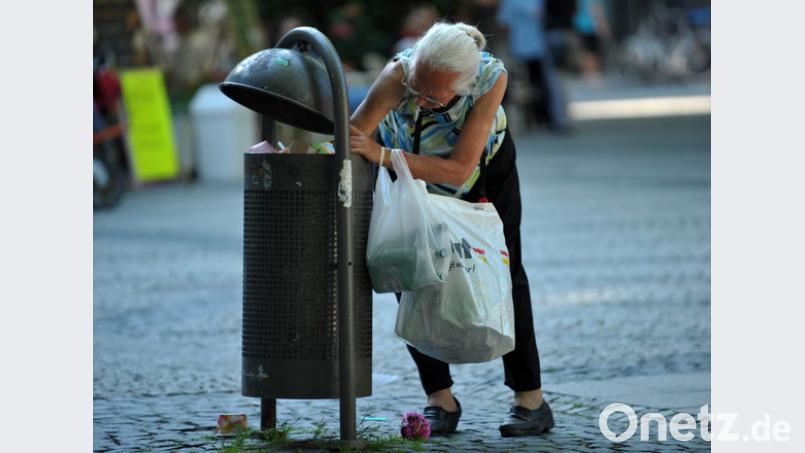 Längst gehen nicht mehr nur Wohnsitzlose auf Sammeltour, auch immer mehr Hartz-IV-Empfänger und Rentner versuchen so, ein paar Euro zusätzlich zu verdienen. Bild: Martin Schutt/dpa