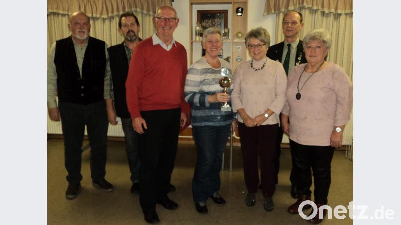 Schützenmeister Edi Biersack (links) und Stellvertreter Uli Götz (Zweiter von links) sowie Sportleiter Werner Irlbeck (Zweier von rechts) gratulierten Horst Mösbauer Gerlinde Biersack, Edith Mösbauer und Lisl Weigert (vorne von links). Bild: ksi