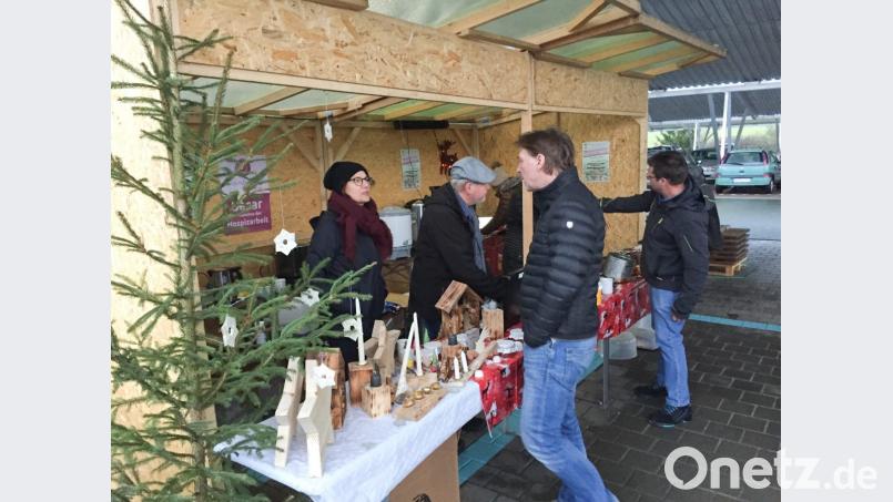 In der Weihnachtsbude gibt es nicht nur leckern Kuchen und Glühwein, sondern auch weihnachtsliche Basteleien. Bild: exb