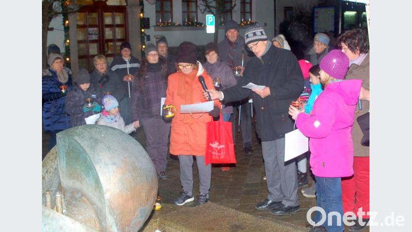 Am Geschichtsbrunnen startet die nächtliche Prozession mit ihren verschiedenen Stationen zwischen Emmerams- und Autobahnkirche. Bild: fjo