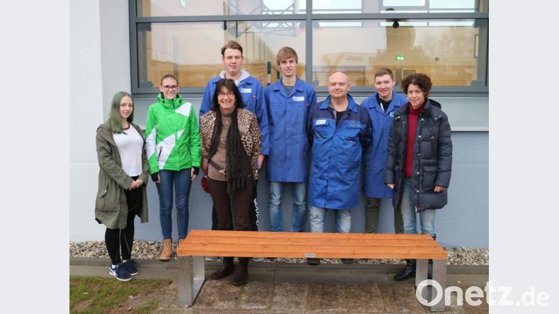 Die Bänke wurden am Sportplatzgelände aufgestellt. Bild: Leibl, Waltraud