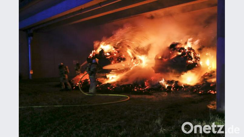 Zwei Heuwagen gerieten unter einer Brücke der Nordumgehung Schwandorf in Brand. Bild: Hösamer