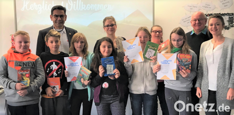 Beim Vorlesewettbewerb der Mittelschule nahmen sieben Schüler und Schülerinnen teil. Das Bild zeigt von links: Leon Grieshammer, Denis Kabaklar, Paula Findling, Stefania Ulchianu, Lea Schmitt, Mia Celina Meier und Agata Karasinka. Sabrina Sloot (von rechts), Eckhard Bodner, Annika Heisig und Rektor Thomas Schmidt (hinten) waren in der Jury. Bild: rgr