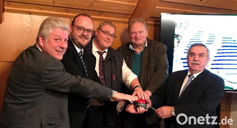 Symbolisch auf den Startknopf des Solarparks Deponie Kalkhäusl drücken (von rechts): Zeno-Vorsitzender Boris Damzog, Stadtwerksleiter Hans Riedl, Vorstand Reiner Gayer, Landrat Andreas Meier und Bürgermeister Günter Stich. Bild: mef