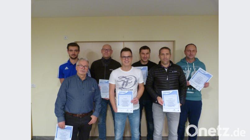 SFK-Vorsitzender Yannick Schiml übergab die BFV-Zertifikate an die anwesenden Teilnehmer. Von links Yannick Schiml (Vorsitzender SF Kondrau), Ferdinand Leidner (SF Kondrau), Peter Schnurrer (ASV Waldsassen), Michael Werner (SF Kondrau), Engelbert Schwientek (SF Kondrau), Oliver Ernstberger (ASV Waldsassen), Detlef Wolf (SF Kondrau). Bild: kro