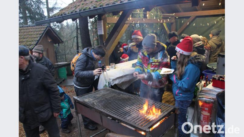 Eindrücke Advent Buchberg
Um die Besucher des Adventsmarkts mit ausreichend warmen Schmankerln zu versorgen, heizten die Gastgeber den Grill an und hatten ausreichend Glühwein gegekocht. Bild: ads