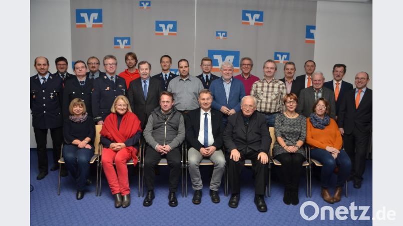 21 Institutionen, Organisationen und Vereine erhalten bei der Raiffeisenbank ein vorgezogenes Christkindl in Form eines Spendenkuverts. Thomas Grötsch, Hermann Helm und Karl Völkl (hintere Reihe, von rechts) übergeben die Gratifikationen. Bild: dob
