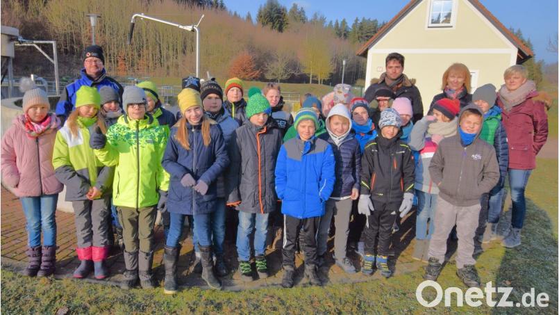 Praxisbezogen verläuft der Besuch in der Kläranlage in Aicha. Dorthin begleiten sie (hinten, von links) Klärwärter Thomas Müller, Lehramtsanwärter Martin Steinberger, die Bürgermeisterin der Gemeinde Birgland, Brigitte Bachmann, und Betreuungsfachkraft Meier. Bild: no