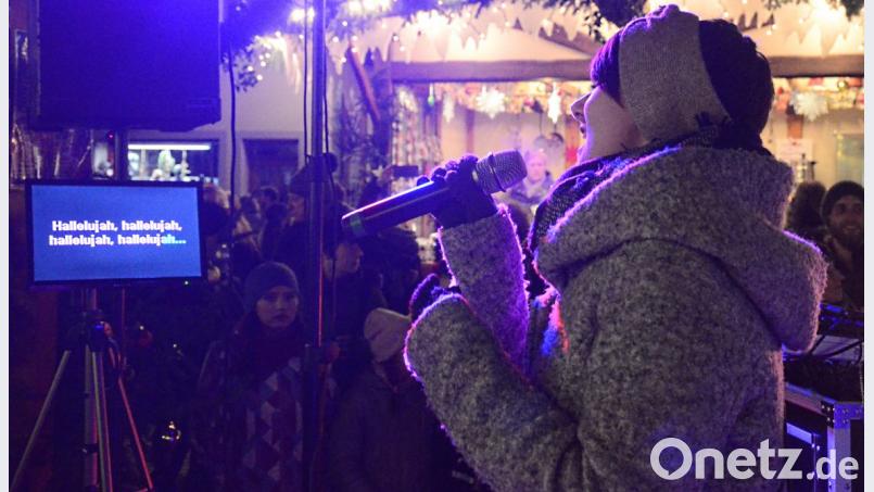 Das "Hallelujah" von Leonard Cohen hörte sich auf der Karaoke-Bühne gar nicht mal so schlecht an. Bild: Kunz