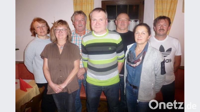 Markus Fichtner steht weiter an der Spitze des Fördervereins Hallenbad. Im Bild (von links): Rosemarie Fischer, Gisela Koenig, Winfried Hecht, Markus Fichtner, Thomas Weiß, Irmgard Wettinger und Rudolf Mark. Zum Führungsgremium gehören noch 2. Vorstand Josef Zant, Beisitzerin Kerstin Rahm und Kassenprüfer Max Gmeiner. Bild: exb