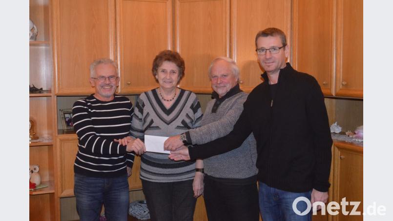 Die SPD-Gemeinderäte geben 300 Euro aus ihrem Sitzungsgeld für weitere fünf Pakete an Brigitte Zetzl nach Bogota ab. Bild: fz