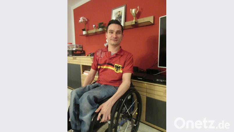 Thorsten „Shorty“ Altmann hat sich das Nationaltrikot der deutschen Rollstuhl-Rugby-Nationalmannschaft übergezogen. Der Schwarzenfelder freut sich auf das Länderspiel im Februar in seinem Heimatort. Bild: mr