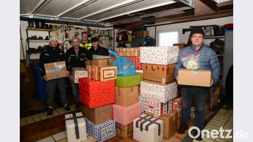 In der Garage von Bruno Friedl am Herrnpoint wurden die Pakete bis zur Abholung durch den Weihnachtstrucker zwischengelagert. Friedl hatte viele Pakete bei den hilfsbereiten Mitbürgern abgeholt. Bild: bey