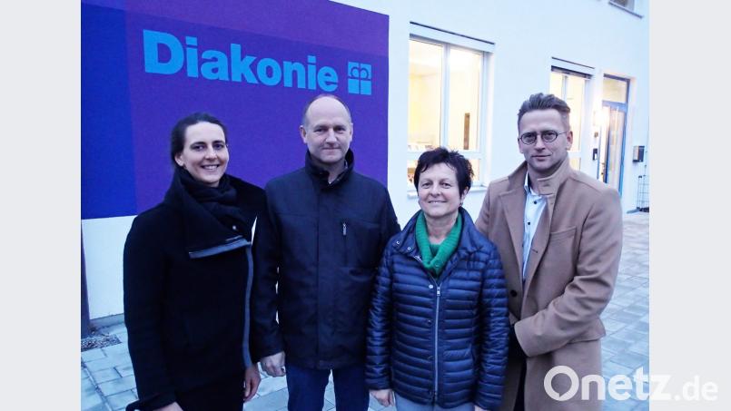 Architektin Simone Walter, Projektleiter Harald Kettel, die Leiterin der Diakoniestation, Maria Reiß, und Bauamtsleiter Thomas Schneider (von links) freuen sich über den guten Verlauf der Umbauarbeiten. Bild: hai