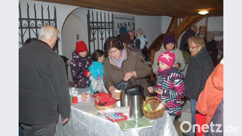 Unter der Empore in der Autobahnkirche verweilen die Teilnehmer und lassen sich von Mesnerin Margit Reichenberger (Mitte) mit heißen Getränken und gratis Gebäck verwöhnen. Bild: fjo