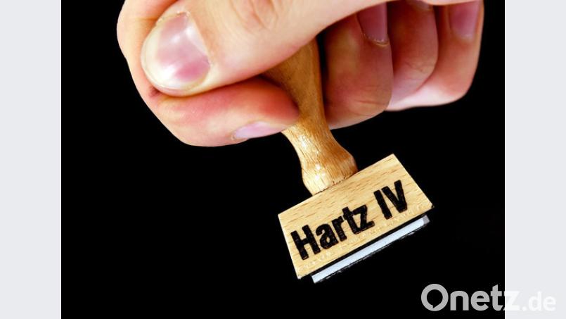 Stempel mit der Aufschrift Hartz IV. Bild: Ralf Hirschberger/ZB/dpa
