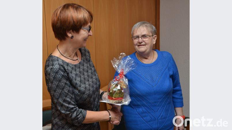 Gabriele Gmeiner (rechts) organisiert die vierzehntägigen Treffen des Seniorenclubs. Dafür bekommt sie viel Lob von AWO-Vorsitzender Karin Gesierich (links). Bild: dob
