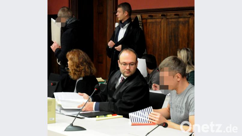 Die Litauer Vladimiras K. (29), Vitalijus M. (33) und Dovidas S. (29) – auf dem Foto mit gepixelten bzw. verdeckten Gesichtern – sollen ihre am 31. Juli 2017 beim Juwelier Tsavaris in Aktion tretenden Komplizen nach Amberg gebracht und sie an den Tatort geschickt haben. Bild: Stephan Huber