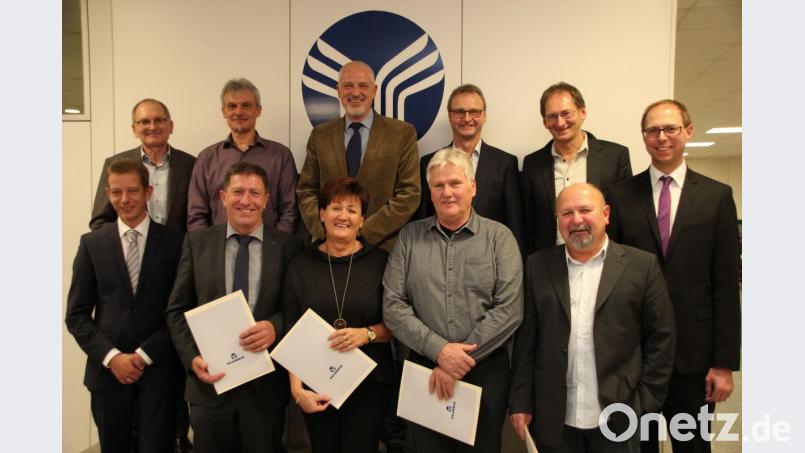 Diese Mitarbeiter sind seit 40 beziehungsweise 45 Jahren bei der Grammer AG oder der Railway Interior GmbH. Bild: GRAMMER AG, Josef Gintner