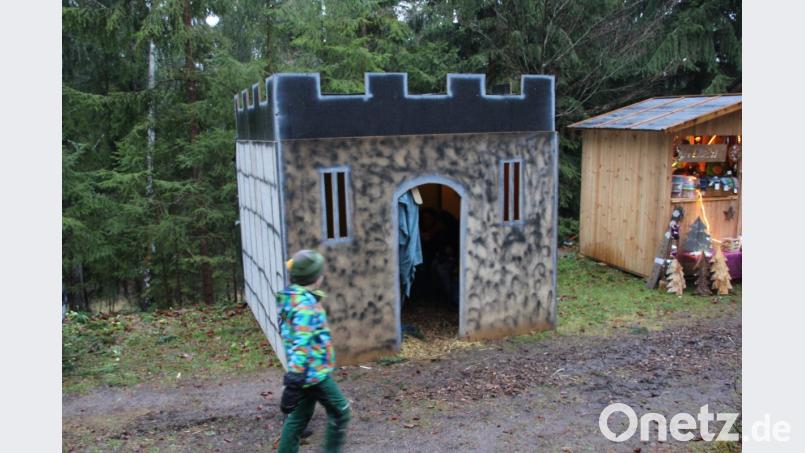 Eindrücke Advent Buchberg
In der Märchenburg konnten sich die kleinen Besucher des Advent am Buchberg den ganzen Nachmittag Geschichten erzählen lassen. Bild: ads