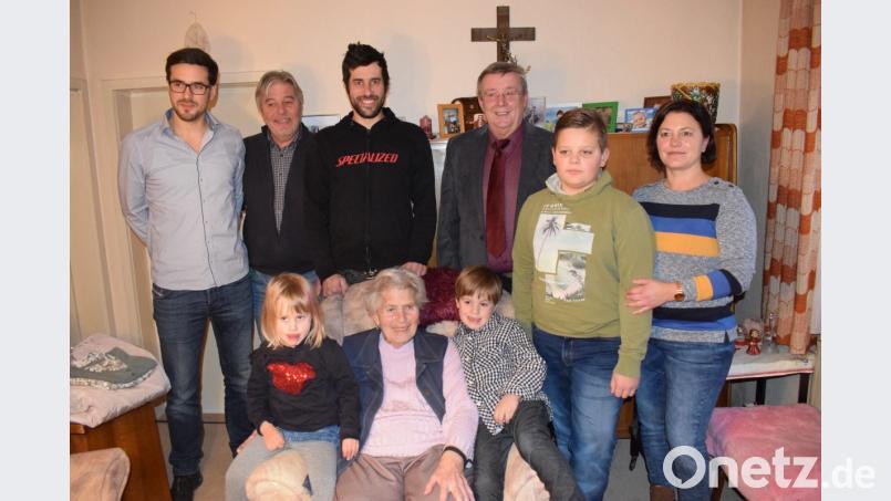 Familienfoto mit Gemeindeoberhaupt (stehend, von links): Philipp, Peter und Stefan Schertl, Bürgermeister Hans Koch, Moritz und Petra Bethke sowie (vorne) Leni und Karl zu beiden Seiten ihrer Uroma Rosa Schertl. Bild: wku