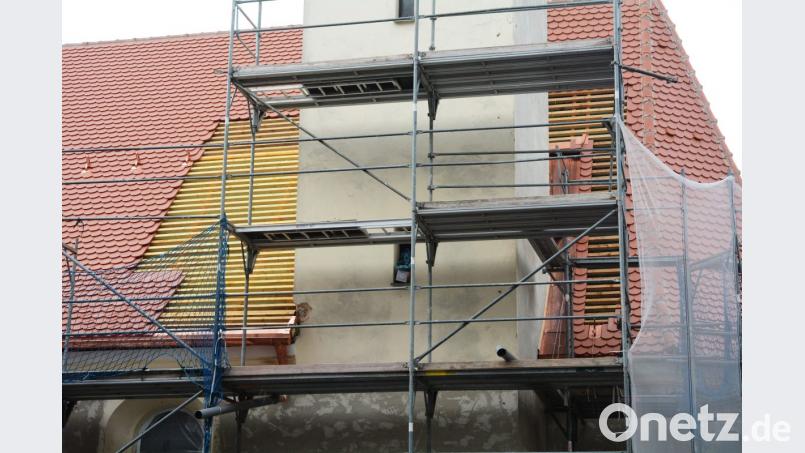 Noch bis mindestens Februar bleibt die Dachlattung rund um den Kirchturm sichtbar, bis dieser saniert ist. Bild: Gabi Schönberger