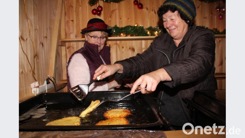 Eindrücke Advent Buchberg

Der hausgemachte Dotsch, frisch herausgebacken, dazu Apfelkompott - ein Schmankerl, dem viele Besucher des Adventsmarkts nich widerstehen konnten. Bild: ads