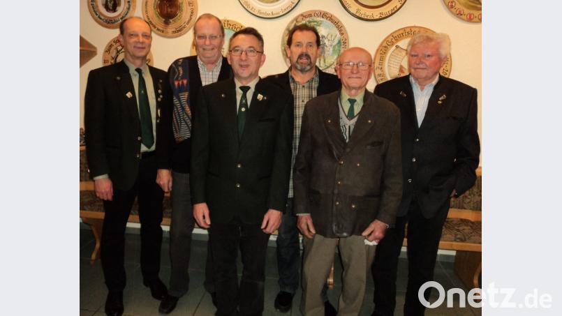 Auch die Saisonsieger wurden von Sportleiter Werner Irlbeck (links) ausgezeichnet. Im Bild die erfolgreichen Schützen Alfred Lorenz, Stefan Burger, Uli Götz, Hans Schieder und Josef Beer (von links). Bild: ksi