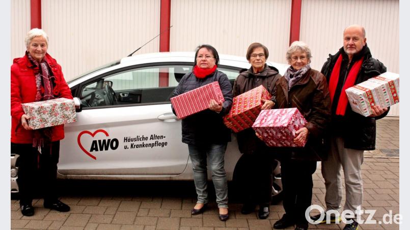 AWO-Kreisvorsitzende Hilde Zebisch (links) leitet die Pakete an die Verteiler. Unterstützt wird sie bei der Aktion von Rosi Lachnitt, Ulla Albert, Therese Gmeiner und Hans Anklam (von links). Bild: R. Kreuzer