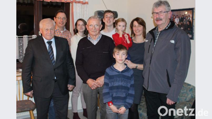 Auf dem Bild zu sehen sind von links nach rechts: Bürgermeister Johann Wilhelm, Anton Blödt, Enkelin Reagan, Jubilar Wolfgang Blödt, die Enkel Reece, Lilly und Philipp, Tochter Helga Sebald und Gemeinderatsmitglied Franz Beer. Bild: ema