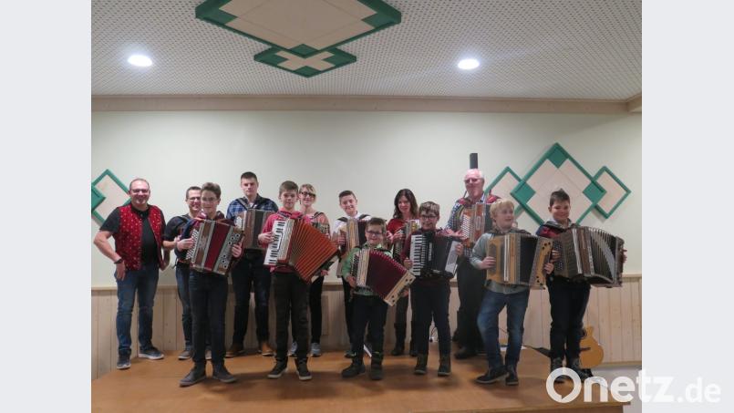 Musiklehrer Markus Brand (links) kann mit den Leistungen seiner Schüler beim Vorspielabend im Kastler Schützenhaus sehr zufrieden sein. Bild: jzk