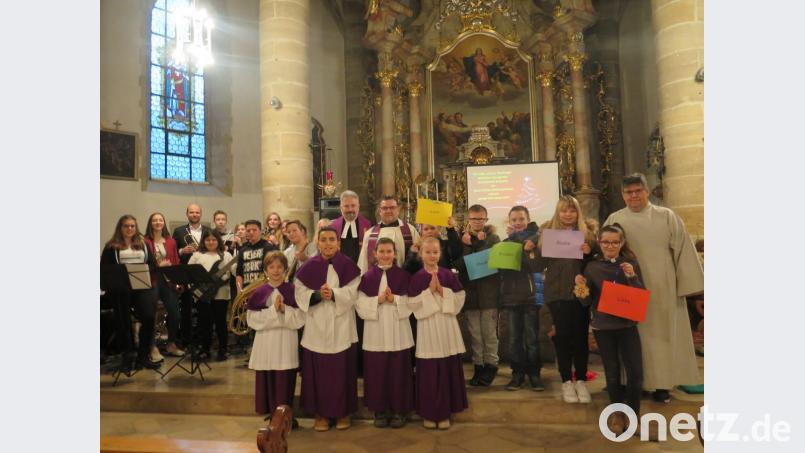 Schulband und -chor gestalten den vorweihnachtlichen Gottesdienst der Grund- und Mittelschule Kemnath, den die Pfarrer Konrad Amschl und Dirk Grafe (hinten Mitte, von rechts) zelebrieren. Bild: jzk