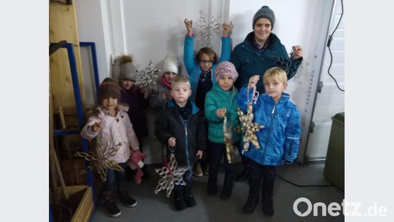 Weihnachtssterne werden am Kindernachmittag gebastelt. Bild: ghs