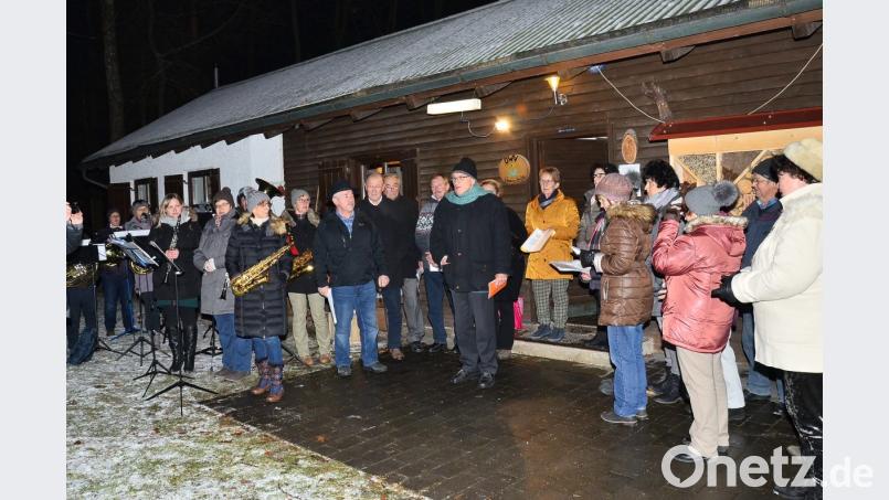 Bewusst auf die Zukunft zuzugehen, rät Pfarrer Georg Hartl (Bildmitte) den Aktiven und Gästen bei der idyllischen OWV-Waldweihnacht mitten drin im Hochwald. Bild: fjo