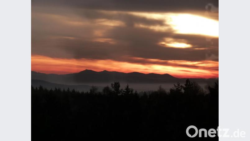 Beeindruckender Blick vom Oberviechtacher Ortsteil Johannisberg in Richtung des Bayerischen Waldes. Bild: bgl