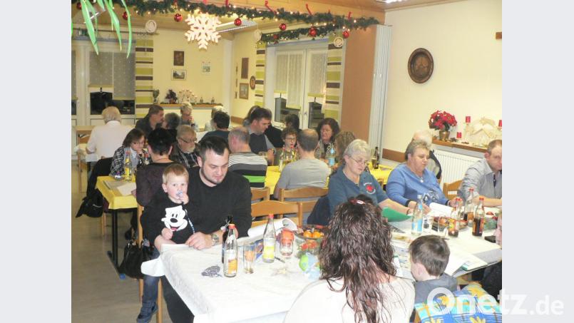 In gemütlicher Runde sitzen die Mitglieder der BRK-Bereitschaft zusammen. Bild: lep
