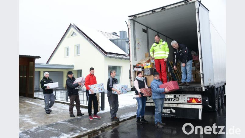 Viele Hände waren beim Einladen der Pakete für den &quot;Johanniter-Weihnachtstrucker&quot; gefragt. Bild: bey