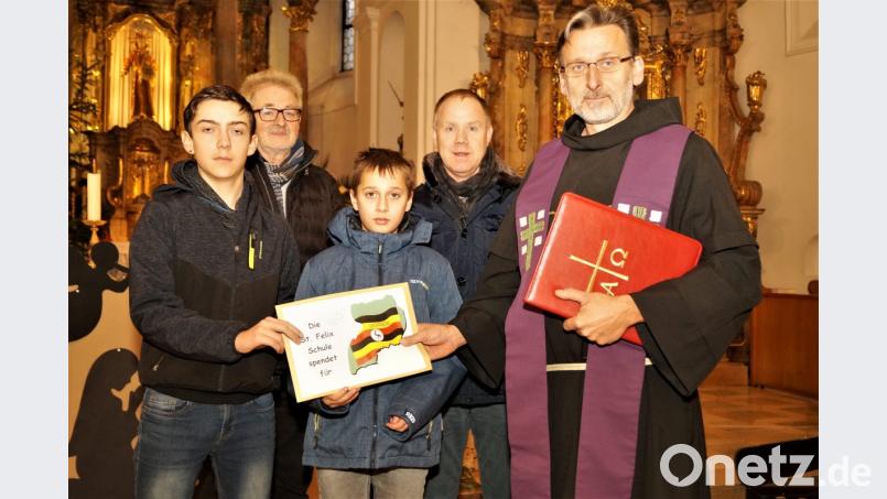 Nico Högerl und Jan Scharnagl (vorne, von links) überreichen Pater Stanislaus (rechts) 1000 Euro für die Patenkinder. Gerhard Köppl und Rainer Hetz runden den Betrag mit 800 Euro auf. Bild: arw
