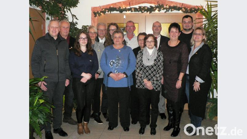 Die BRK-Bereitschaft kann auf langjährige Mitglieder bauen. Bei einer Feier im Rotkreuz-Haus erhalten sie in Anwesenheit von Bürgermeister Jürgen Kürzinger (links), Bereitschaftsleiter Charly Götz (Siebter von rechts) sowie Bereitschaftsarzt Dr. Eduard Schreglmann (Fünfter von links) Urkunden aus den Händen von stellvertretendem Kreisbereitschaftsleiter Oliver Hellmich (vierter von rechts) und stellvertretender Kreisbereitschaftsleiterin Maria Dobmayer (Sechste von rechts). Bild: lep